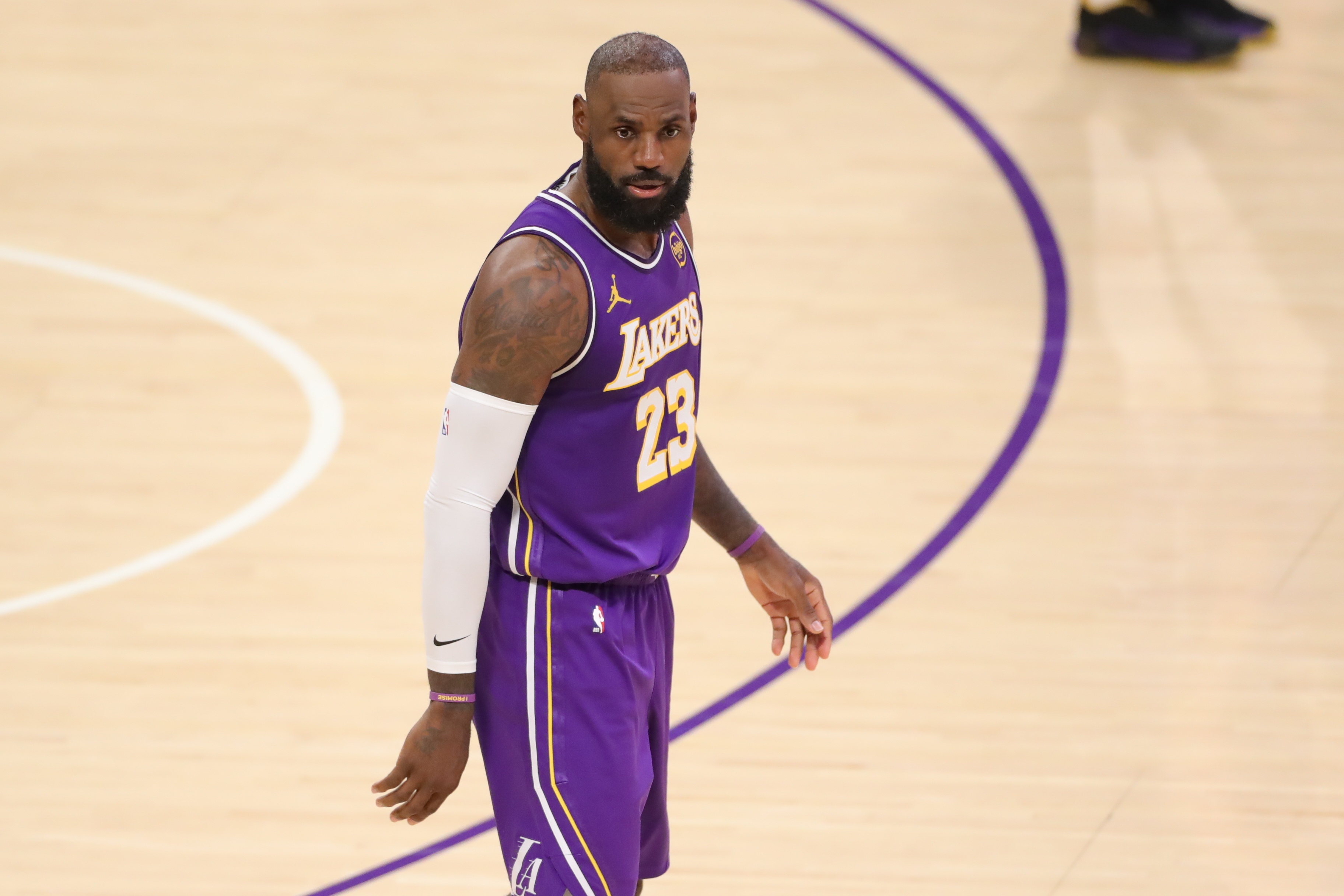 得分已经上双！詹姆斯半场8中4拿到10分3板3助1断