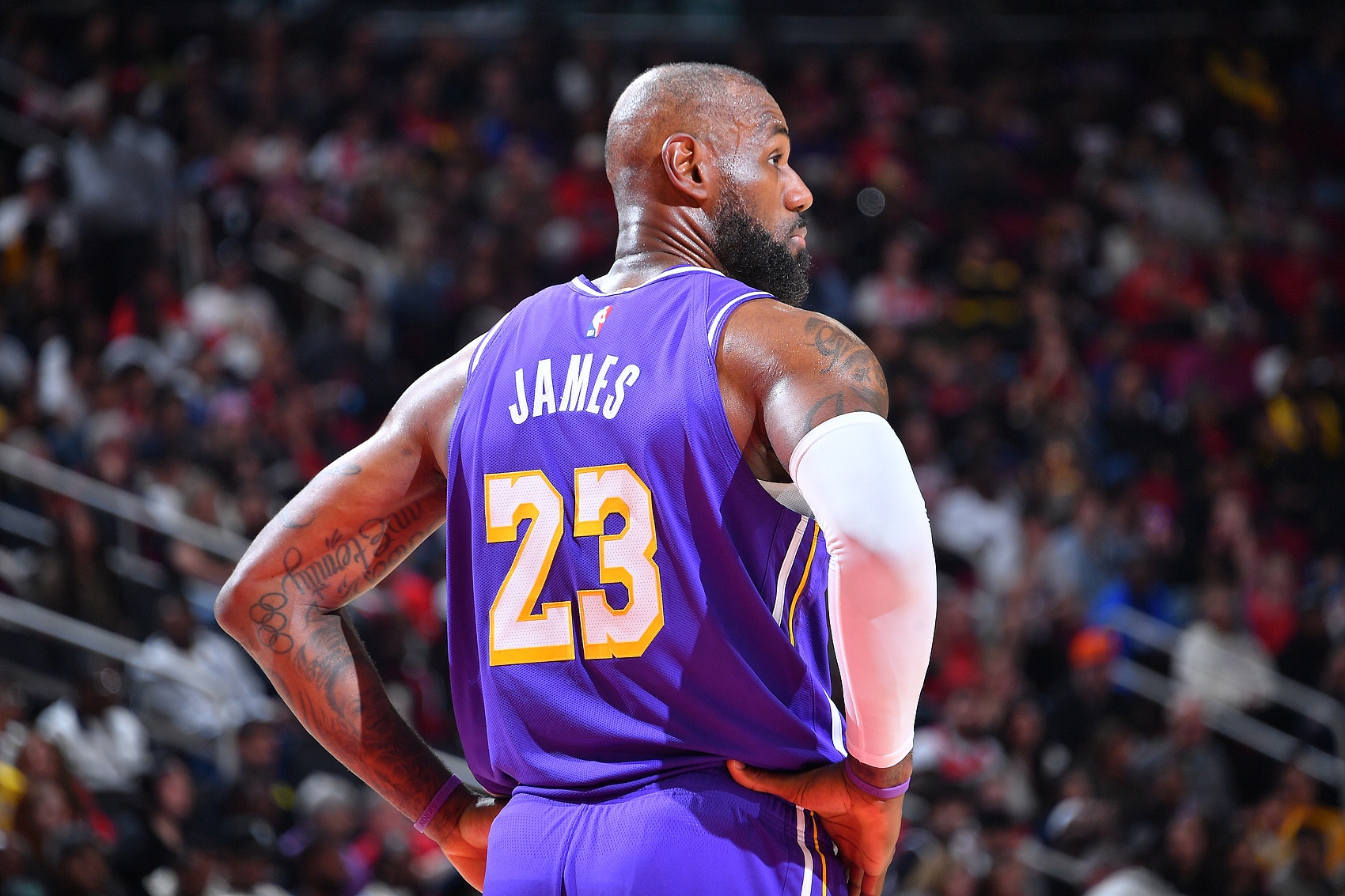 开云体育-夸梅：勒布朗是不是要躲着雷霆打？我觉得他的脚要开始疼了👀